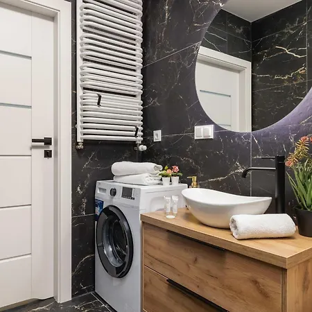 Jasny Z Umeblowanym Balkonem W Krakowie Blisko Stawu By Renters Apartament