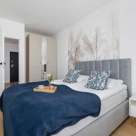 Jasny Z Umeblowanym Balkonem W Krakowie Blisko Stawu By Renters *