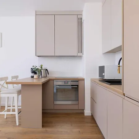Jasny Z Umeblowanym Balkonem W Krakowie Blisko Stawu By Renters