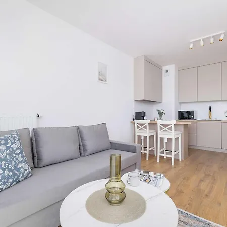 Jasny Z Umeblowanym Balkonem W Krakowie Blisko Stawu By Renters